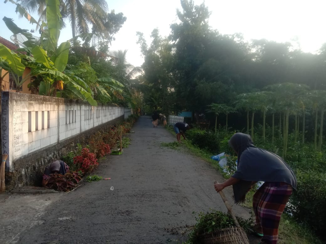 Kerja Bakti Membersihkan Lingkungan