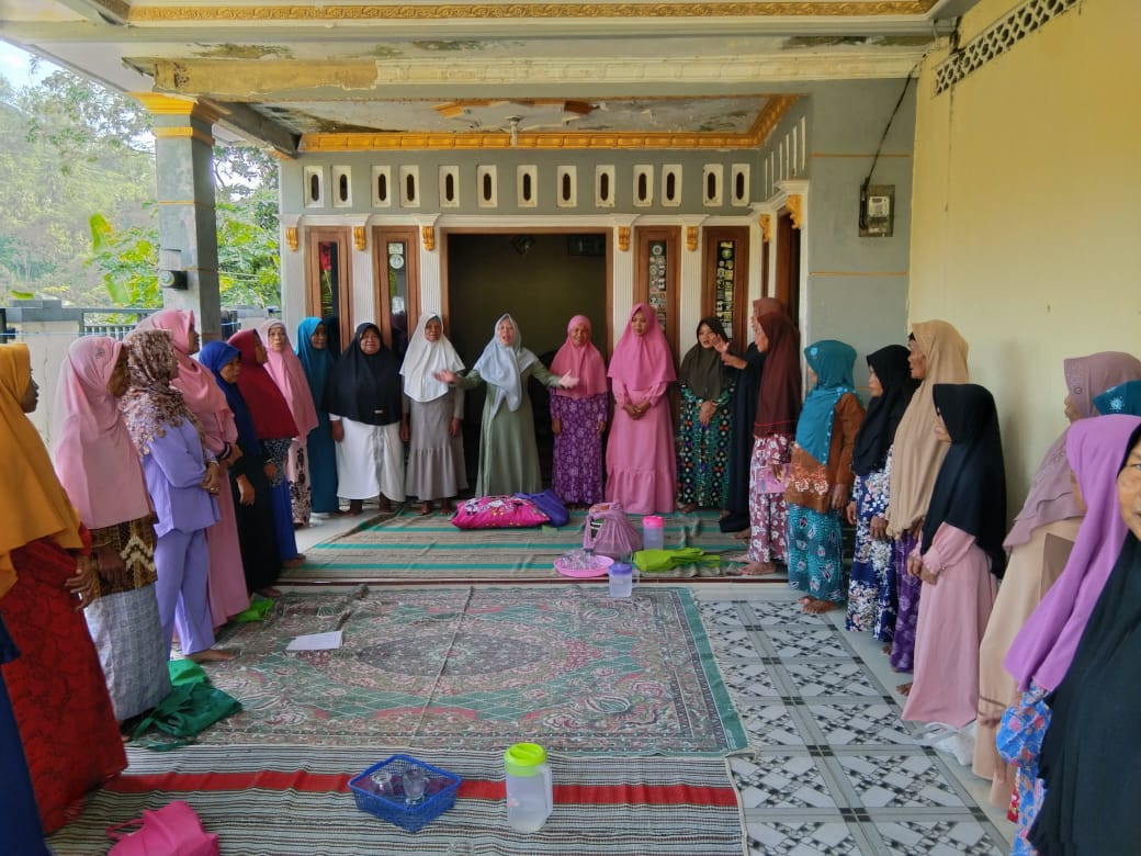 Kegiatan Ja'maah Tahlil ibu-ibu