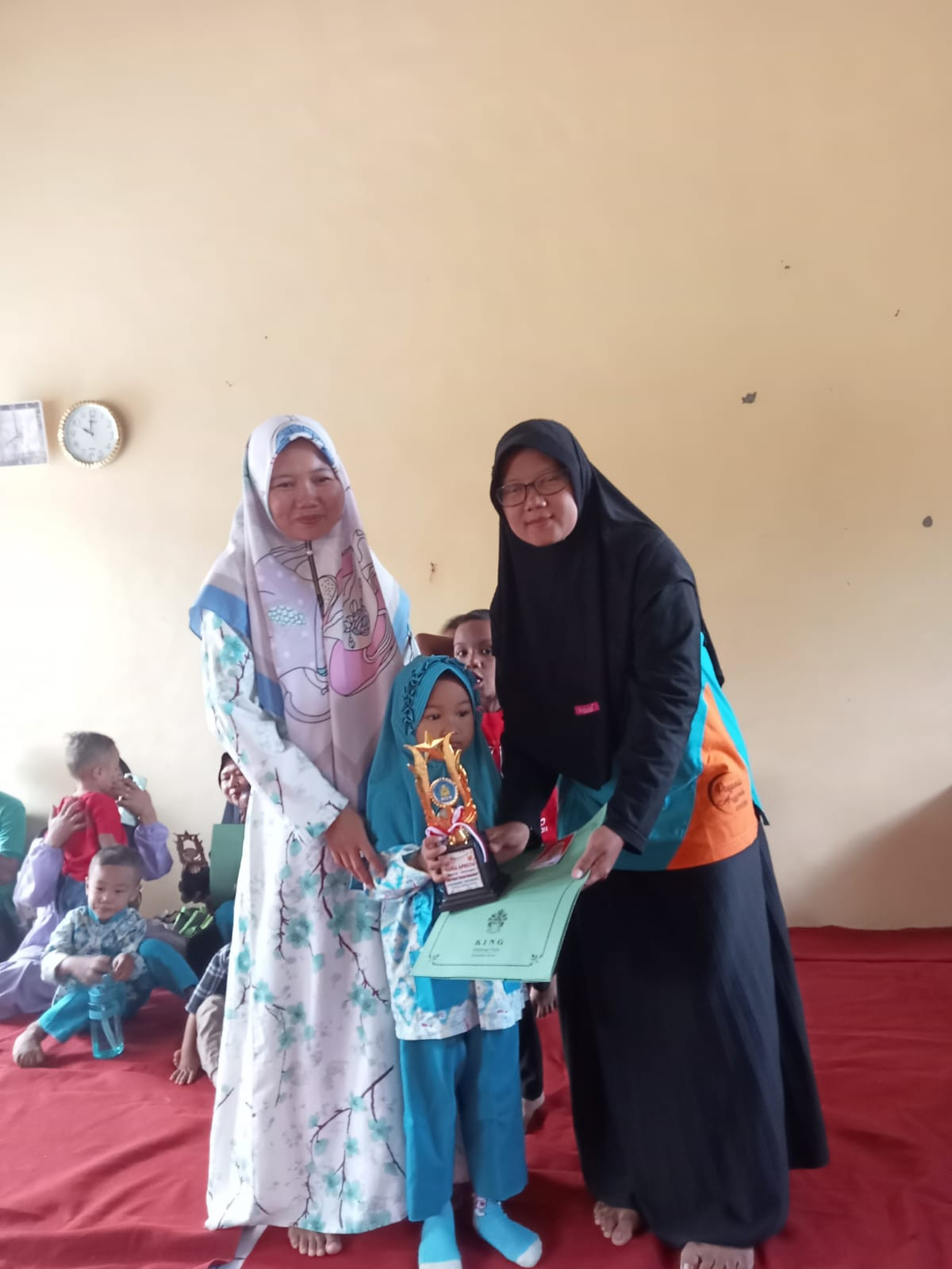 Penyerahan Ijazah oleh Bunda PAUD Desa Ke pesrta didik