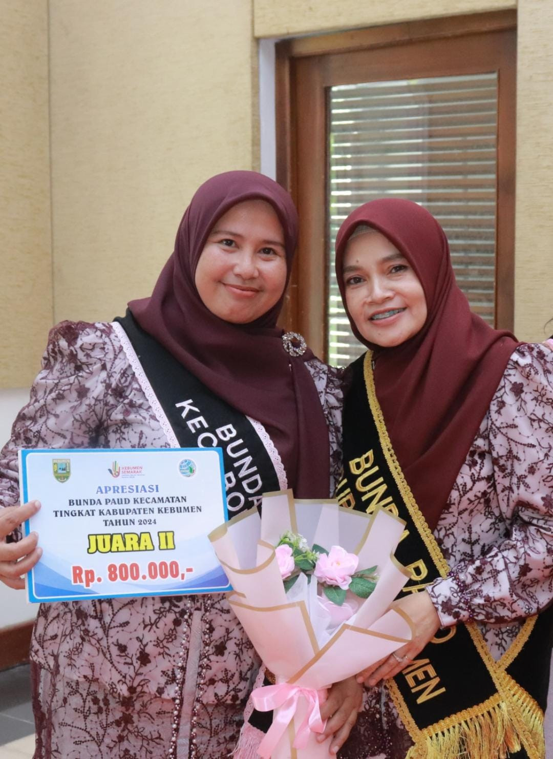 Penyerahan Piala  Oleh Bunda PAUD Kabupaten