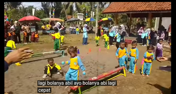 Meniti Titian dan memindahkan bola