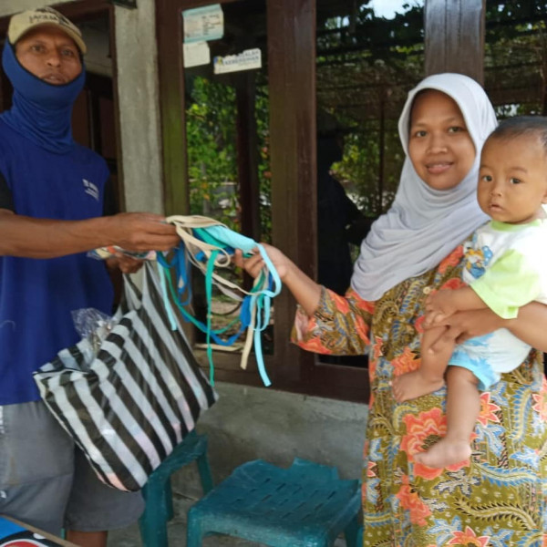 Pemerintah Desa bersama melawan  covid 19 dengan membagikan masker