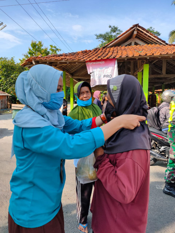 LINDUNGI PASAR "DEMPLO" DENGAN MASKER