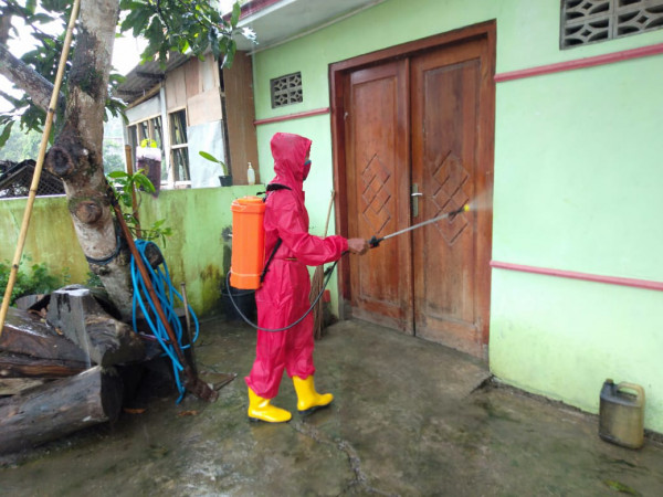 PENYEMPROTAN DISINFEKTAN SEBAGAI UPAYA TINDAK LANJUT DARI WARGA YANG TERPAPAR