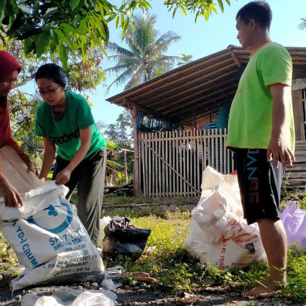 pemilahan sampah sebelum diambil pengepul