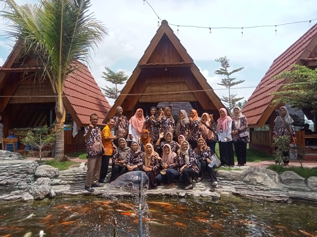 Foto bersama pengurus dan rumah dataku Kampung KB