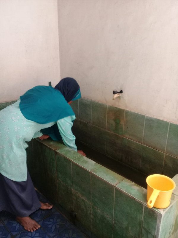 pemeriksaan air di tempat penyimpanan air di masjid