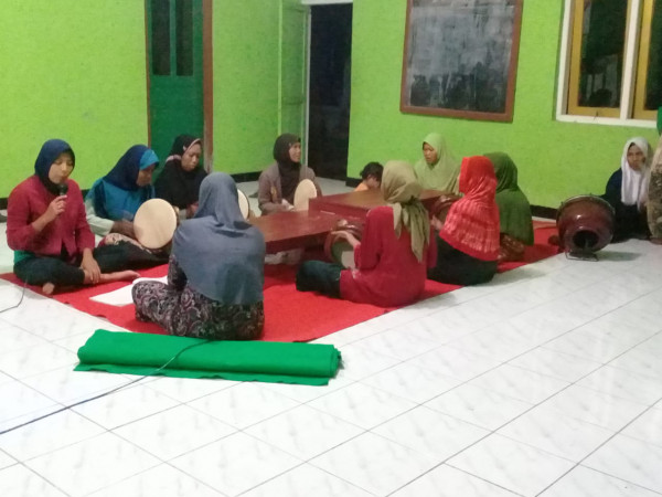 Latihan rebana di masjid