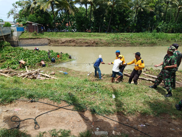 Pembersihan sampah di Sungai kerjasama dengan Koramil BUTUH