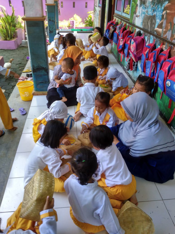 Menghias Besek oleh Anak-anak Kelompok Bermain Mutiara Nusa