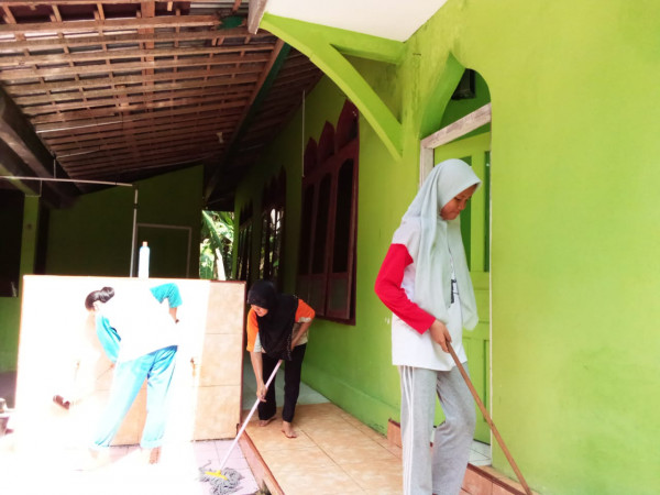 Kerja bakti membersihkan masjid seblum dipakai untuk kegiatan pengajian
