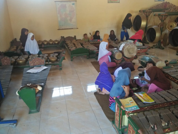 Latihan Karawitan anak-anak Desa Wonorejokulon