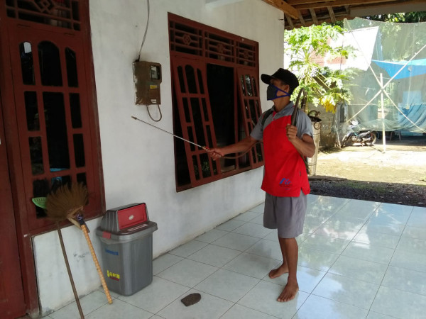 Relawan Covid Kampung KB Tirta Kencana melakukan penyemprotan disinsektan di rumah warga