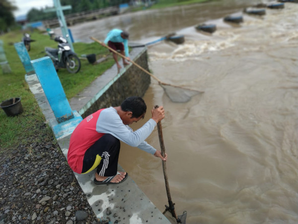 Pasca Hujan Deras, Warga Mencari Ikan di Sungai