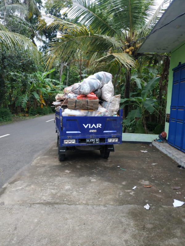 Hasil bank sampah warga diangkut oleh pengepul