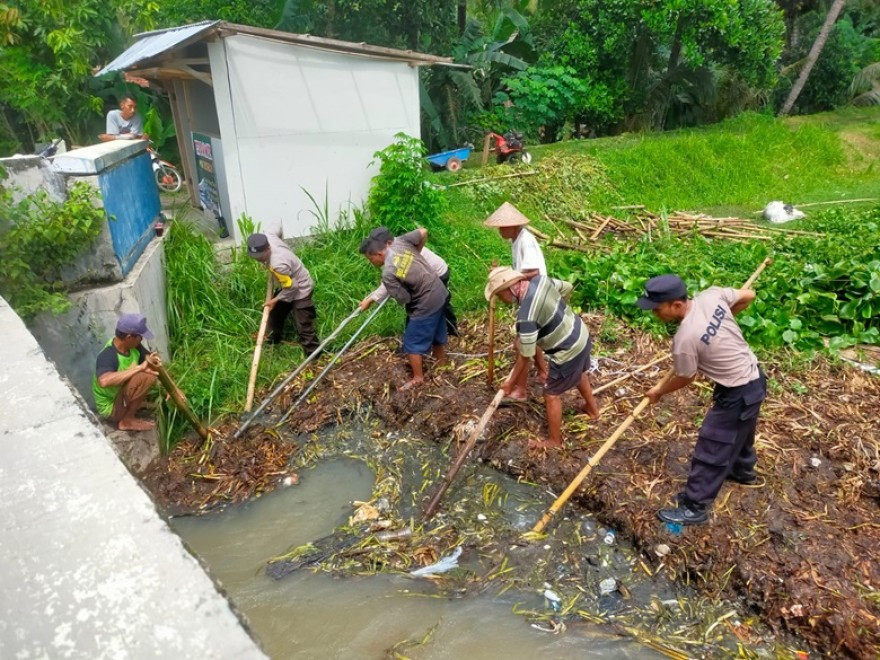 Pasca Hujan Lebat, Warga Kerja Bakti Membersihkan Sampah di Sungai