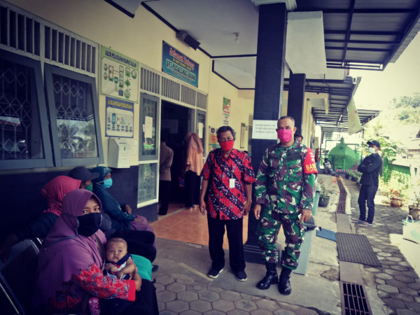 Korlap PLKB dan Babinsa beserta beberapa calon akseptor dalam pelayanan Kb TNI Kb Manunggal