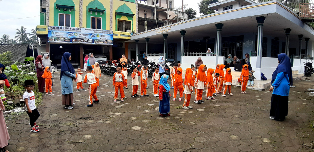 Senam pagi anak anak paud tpq alhuda ngalian.