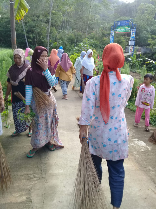 Warga masyarakat mulai dari anak-anak hingga yang sudah lanjut usiapun bersemangat untuk bersih-bersih jalan