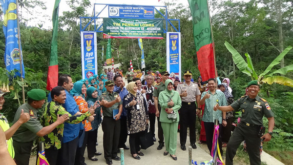 Foto bersama di pintu Masuk Kampung KB dusun Patran, Desa Tanjunganom