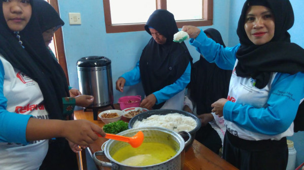 Pembagian PMT kepada balita dusun Bungasan