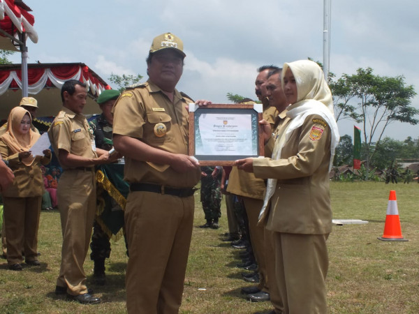 Penyerahan piagam penghargaan oleh Bapak Bupati Wonosobo kepada Kepala Desa Tanjunganom