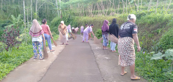 Kegiatan kerja bakti bersih jalan