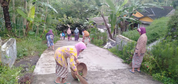 Bersih-bersih jalan dilakukan sepanjang jalan perbatasan menuju patran