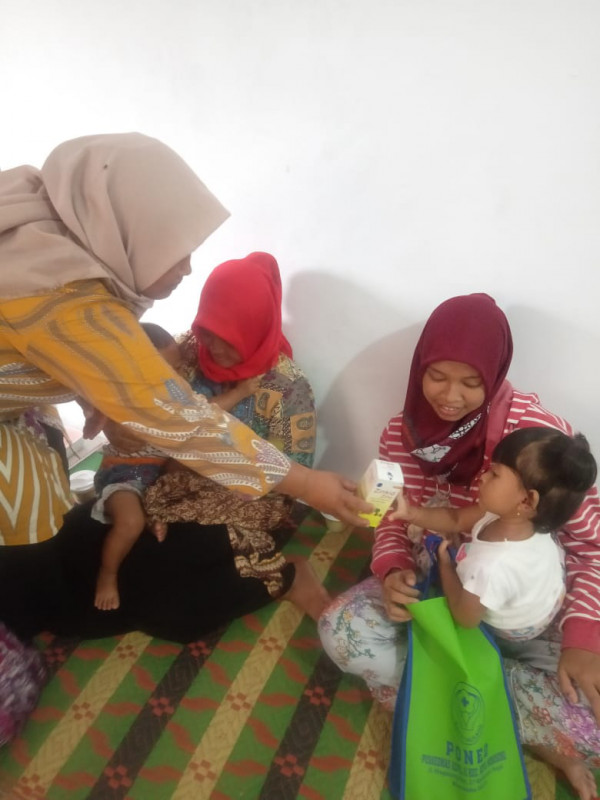 Kader sedang memberikan Suplemen zinc kepada balita indikasi Stunting