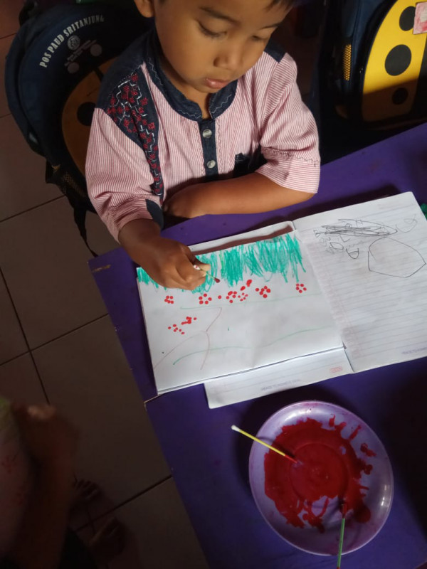 Salah satu murid sedang bermain