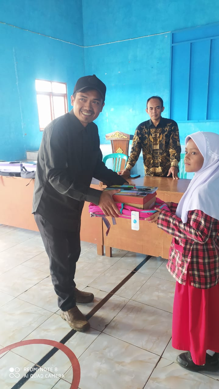PEMBERIAN BANTUAN PENDIDIKAN KELUARGA DENGAN STATUS MISKIN