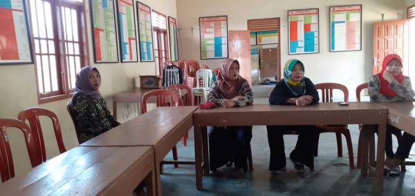 Menyimak data yang ditampilkan melalui LCD