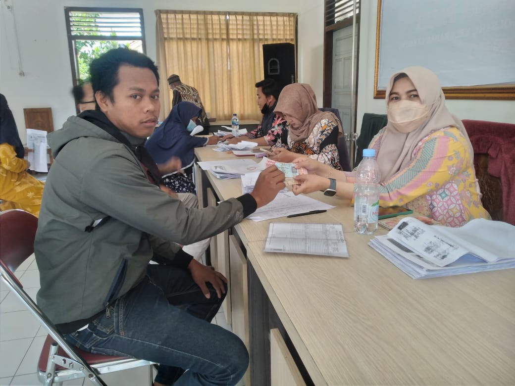 Pemberian bantuan tunai bersyarakat kepada  PUS