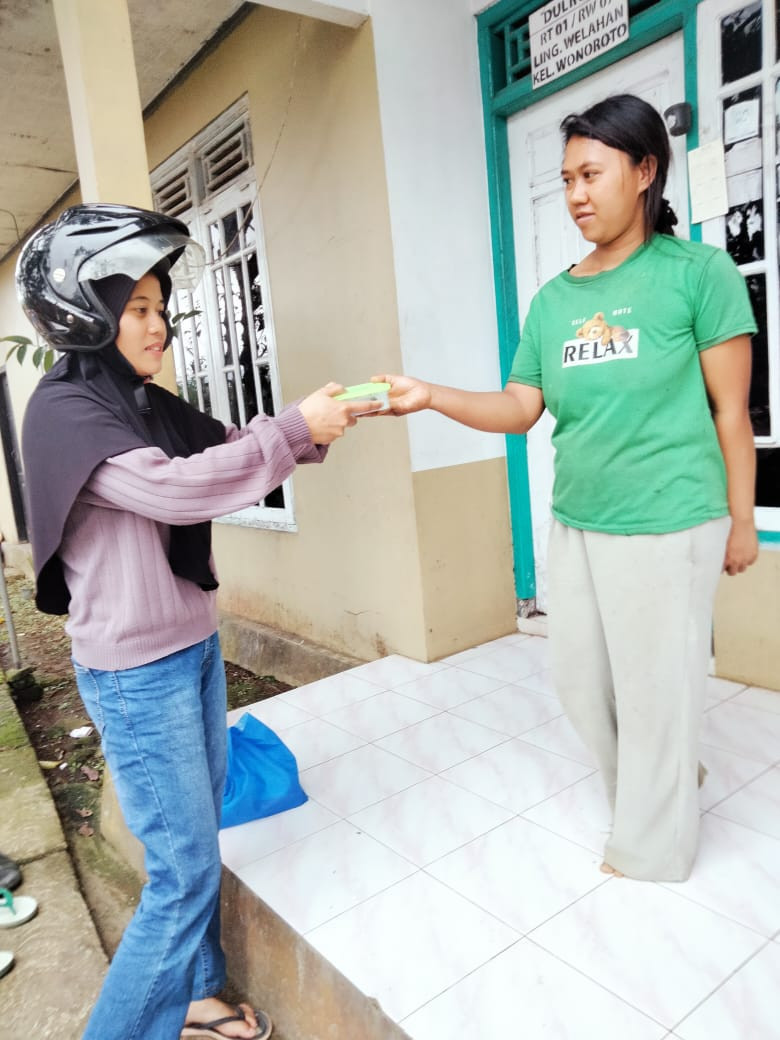 MENGANTARKAN PMT BANKEUH BALITA YANG DIBERIKAN SELAMA 28 HARI