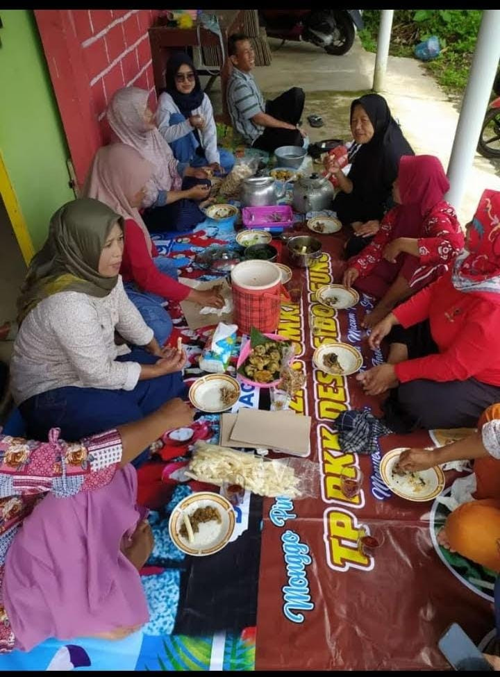 Makan Bersama Setelah Pemilahan dan Penimbangan Sampah