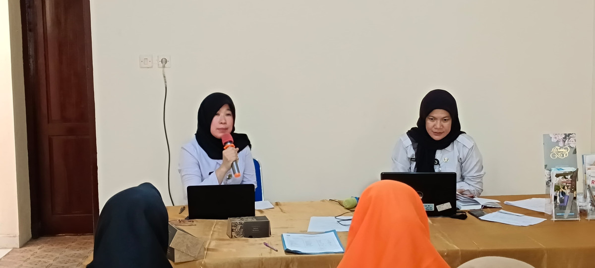 Penyampaian Materi Oleh Ibu Munsaroh, SKM, MPH dari Bidang KB DinsosPPKBPPPA Kabupaten Magelang