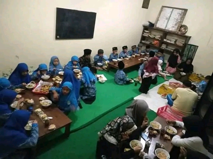 Buka bersama anak-anak TPA At Taqwa