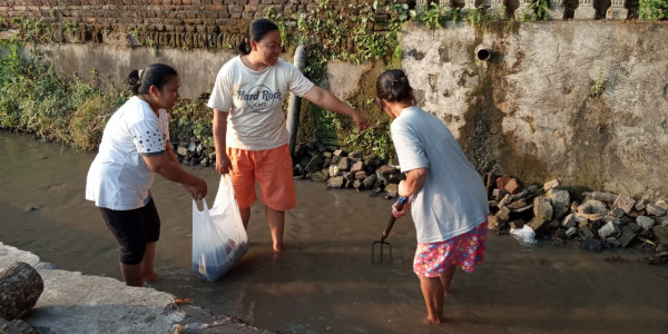 Mengumpulkan sampah plastik yang dibuang di sungai