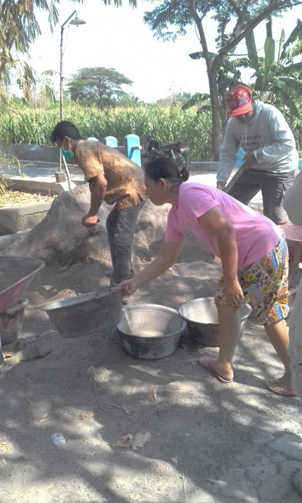 walaupun ibu-ibu tetep semangat gotong royong