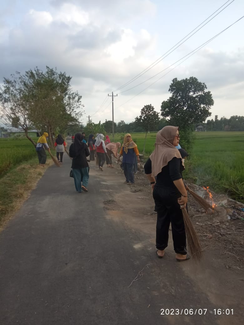 Ibu kades ikut serta gotong royong