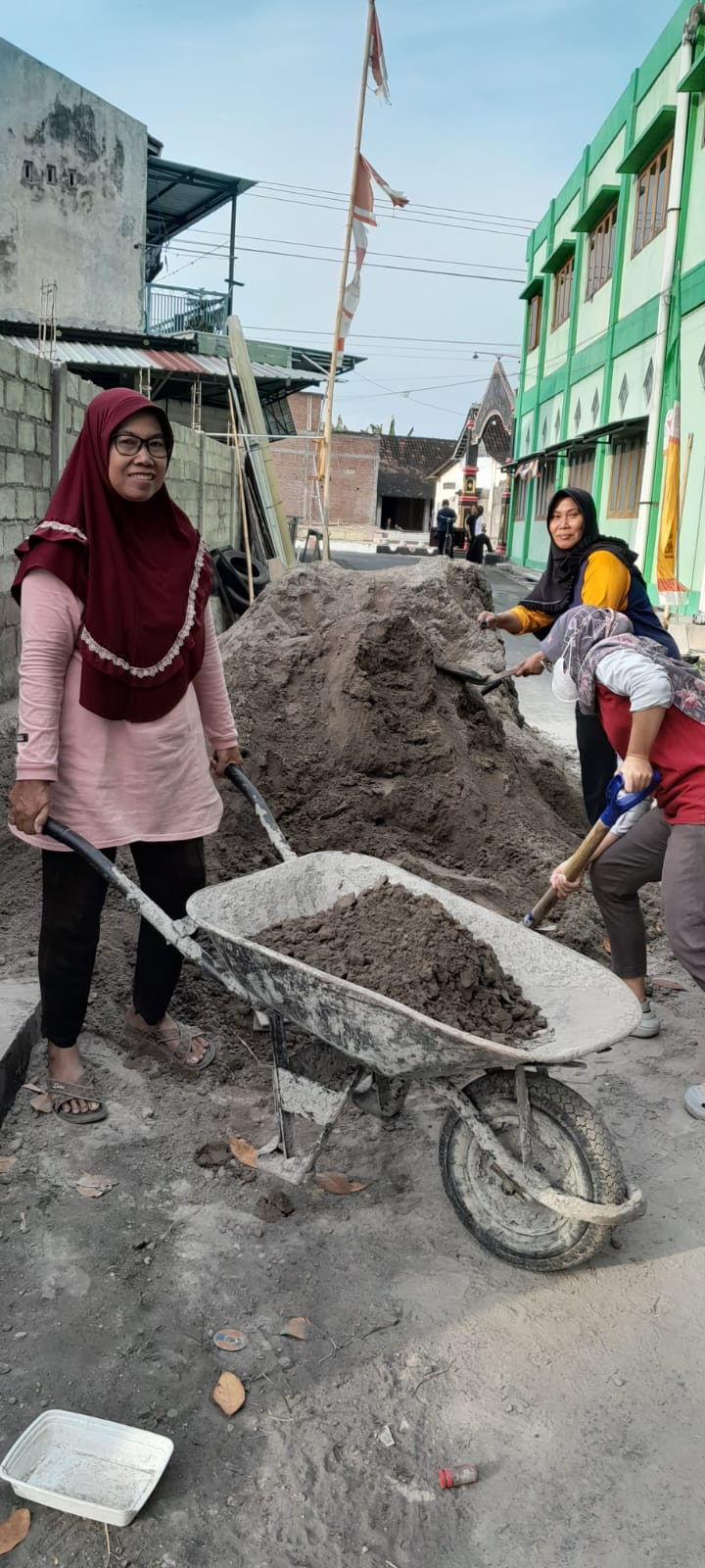 Memindahjan tanah untuk pembibitan