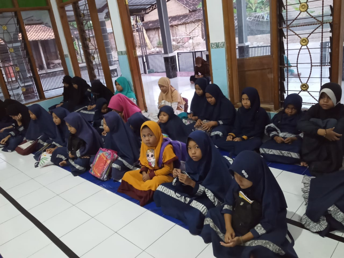antusiasme anak anak mengikuti  acara dongeng islami