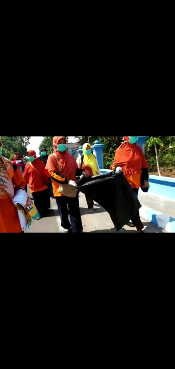 Pemungutan sampah dalam kegiatan Kampung KB ku Bersih Desa Pondok Sehat