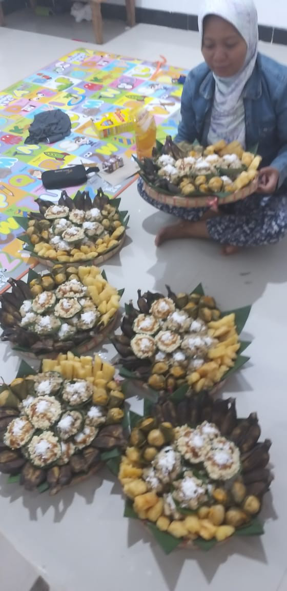 Pembuatan Orderan Makanan tradisional dari PEMDES Polokarto oleh UPPKS Karya Sentosa 