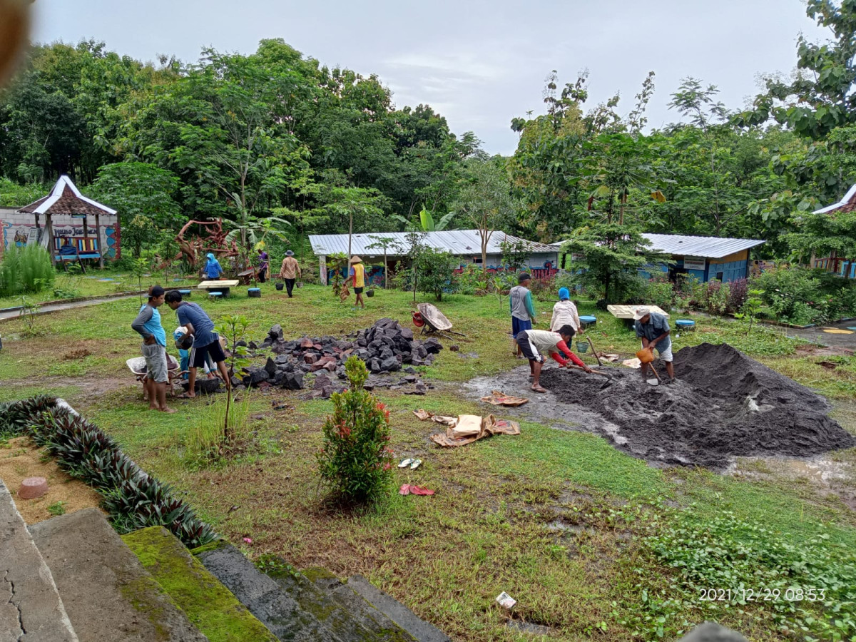 Kerja Bakti Di Taman Kampung KB Dukuh Suruhan