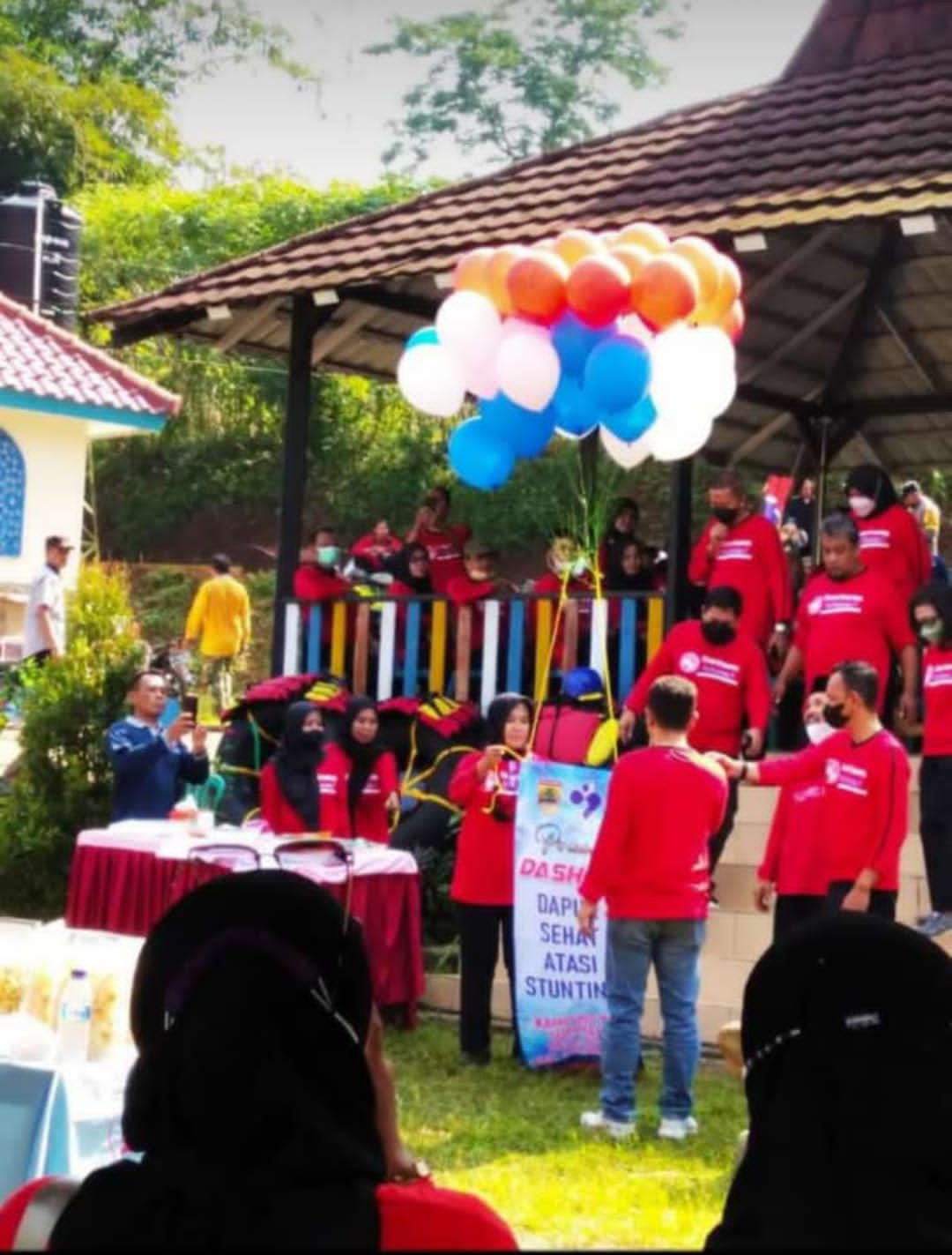 Ibu Ir. Proboningsih Dwi Danarti dan Bapak Hery Mulyadi, SE meresmikan Launching DASHAT di Kampung KB Suruhan