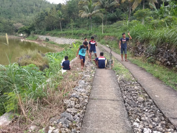 Melakukan kerja bakti penyemprotan jalan