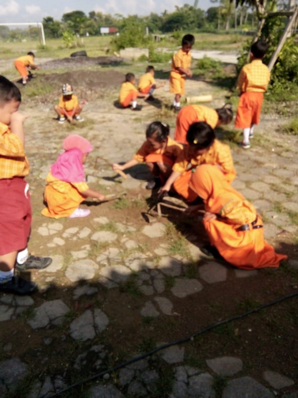 Penanaman kemandirian pada Anak dilakukan sejak dini dengan belajar bersama di KB Tunas Bangsa 