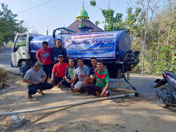 Bantuan Air Bersih oleh Karang Taruna Dusun Mengger