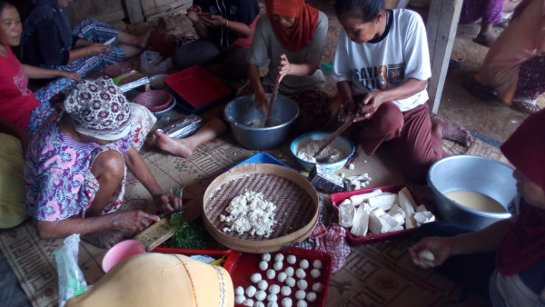 Masyarakat Kampung KB melakukan kegiatan praktek pembuatan olahan makanan 